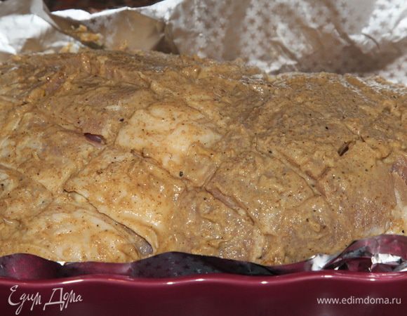 освобождаем мясо от пищевой пленки, противень выстилаем фольгой, делаем бортики и выкладываем туда мясо. Духовка прогрета до 200 градусов. На дно помещаем емкость с водой. Помещаем мясо в духовку и снижаем температуру до 160 -150°С. Вот в таком режиме смело забываем о нашем мясе на 2 часа. Кто сильно переживает, через 1 час можно заглянуть. Через полтора часа убираем емкость с водой и оставляем наше мясо подсушиться при этой же температуре минут 30. Здесь уже можно поливать выделившимся соком.