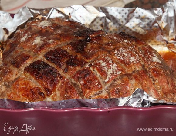 Далее увеличиваем температуру до 200-220°С и запекаем наше мясо до румяной корки, не забывая периодически поливать соком. Проверяем кусок на готовность: протыкаем ножом и смотрим на выделяющийся сок. Если без сукровицы — мясо готово. Мне потребовалось запекать еще 40 минут при температуре 200°С. Теперь вынимаем мясо из духовки и щедро посыпаем белым молотым перцем.