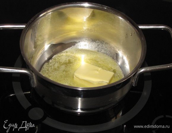  В сотейнике растопить кусочек сливочного масла.
