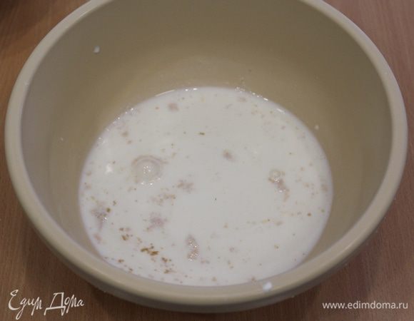 В теплое молоко добавьте дрожжи и 1 ст. л. сахара, оставьте на минут 5-10.