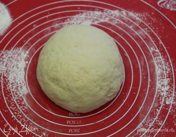 Затем соедините мучную смесь с молочной, добавьте остальной сахар, соль. Замесить мягкое, приятное на ощупь тесто. Оставшиеся 0,5 стакана муки добавляйте постепенно (у меня ушло чуть меньше).