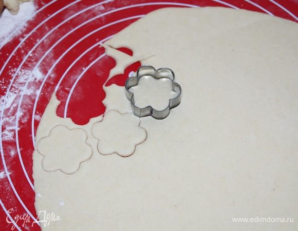 Вторую половинку теста раскатать, вырезать формочки небольшие цветочки, либо просто сделать решетку для пирога.