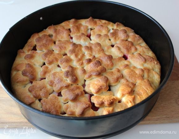 Выпекать пирог около 40 минут, до золотистого цвета. 