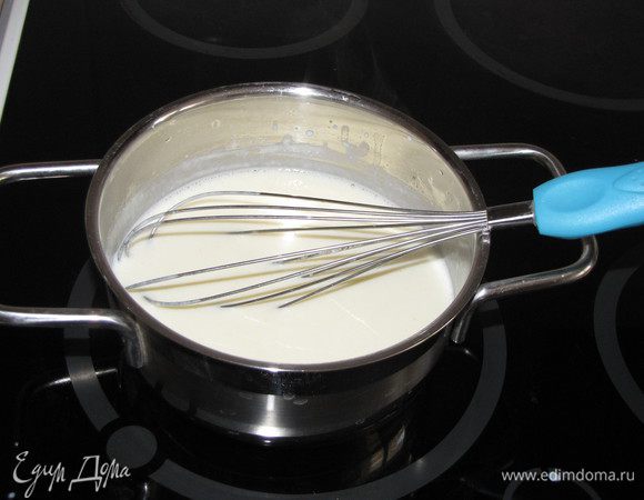 Добавить муку, постоянно энергично мешать венчиком, чтобы не образовались комки. Постепенно добавлять молоко, по мере загустения соуса.