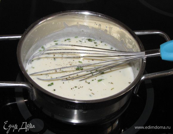 Посолить, поперчить, добавить мелко нарезанные листики тимьяна.