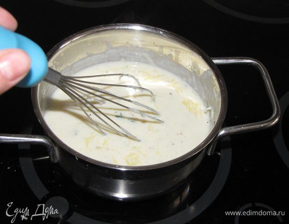 Добавить натертый на терке пармезан. Варить, не переставая мешать, до однородного состояния. Готовый соус снять с огня.