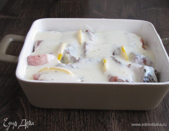 Залить все приготовленным соусом. Поставить в духовку, разогретую до 180°С и запекать минут 30 до зарумянивания.