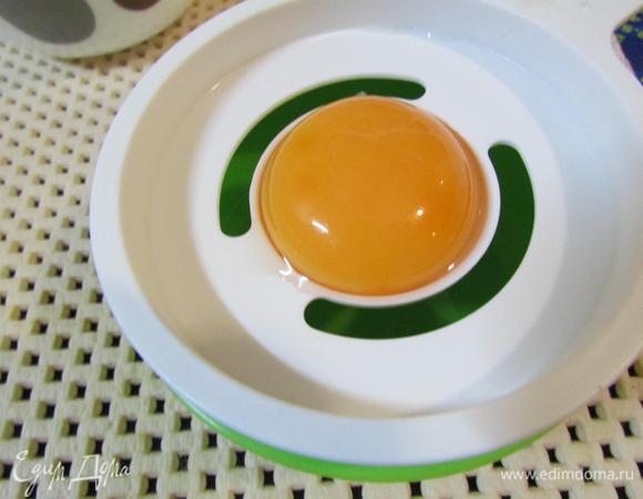 Отделить желтки от белков.