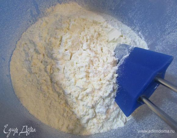 Через мелкое сито просеять сахарную пудру и муку. Соединить мучную смесь, разрыхлитель, соль. Все хорошо перемешать.