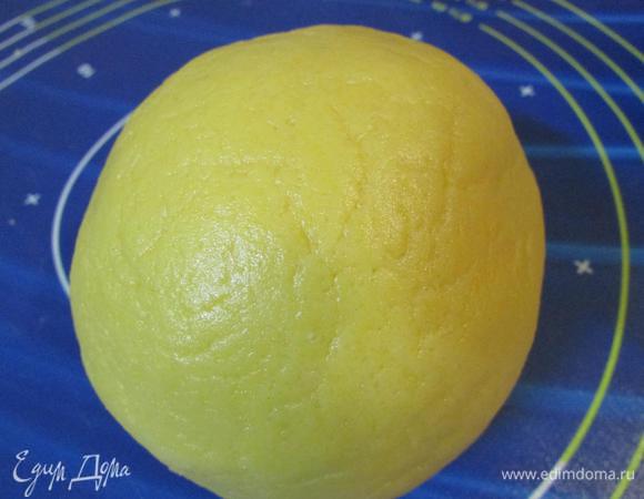 Замесить мягкое тесто. Сформировать шар, завернуть в целлофан и убрать в холодильник на 30 минут.