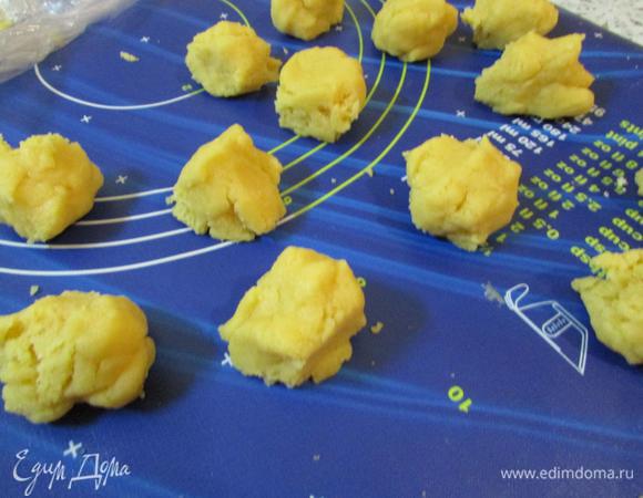 Затем разделить тесто на маленькие равные кусочки (у меня по 30 грамм).