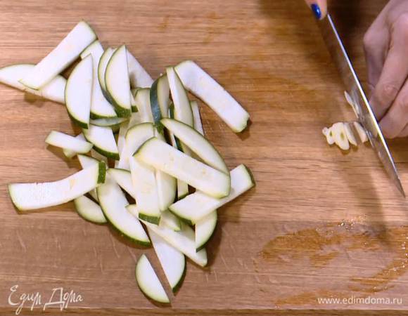 Зубчик чеснока почистить и нарезать тонкими ломтиками.