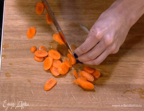Морковь почистить и нарезать тонкими кружками.