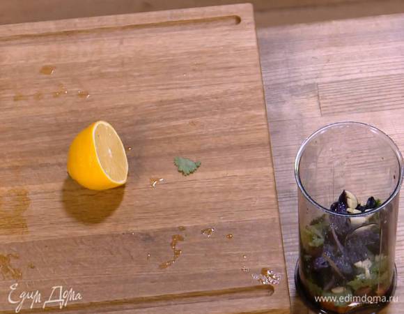 Из половинки лимона выжать сок.