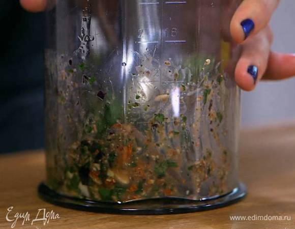 Приготовить песто: в чаше блендера соединить миндаль, чеснок, листья кинзы и регана, влить оливковое масло Extra Virgin и сок лимона, посолить и взбить все блендером.