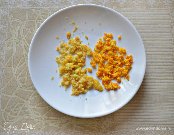 Цедру лимона и мандарина натрите на мелкой тёрке.