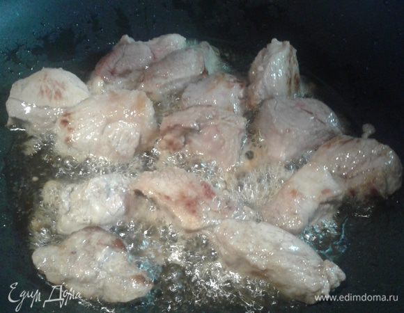 В глубокой сковороде разогрейте масло, лучше сливочное и обжарьте кусочки мяса.