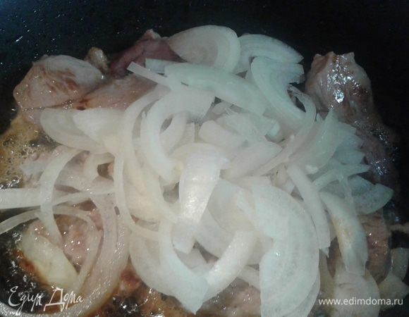 Лук нарежьте полукольцами и добавьте к мясу, обжарьте вместе с мясом, посолите немного и тушите минут 10-15.