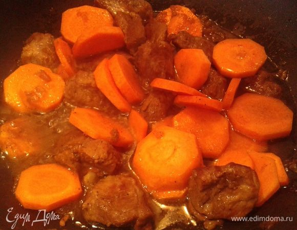 Добавьте 1 стакан кофе к мясу и тушите в кофейном "бульоне" 20 минут. Затем нарежьте морковь кружочками и добавьте к мясу, готовьте до готовности.