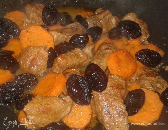 За 5 минут до готовности добавьте чернослив.