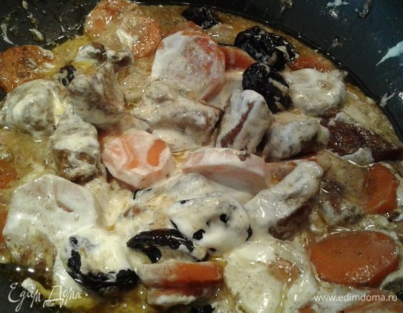 А перед тем как снять с огня добавьте сметану.