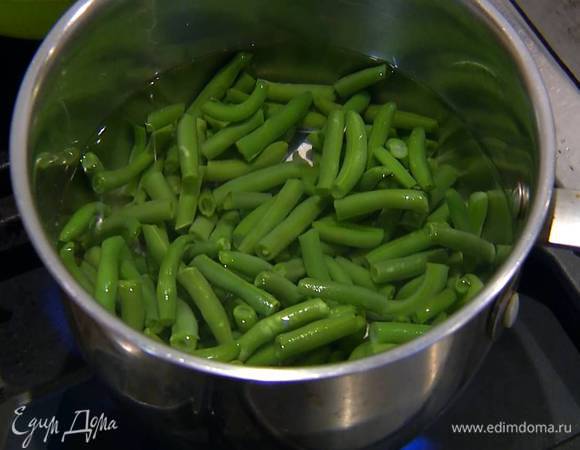 Стручковую фасоль предварительно разморозить и опустить на несколько минут в кипящую воду, затем обдать ледяной водой.