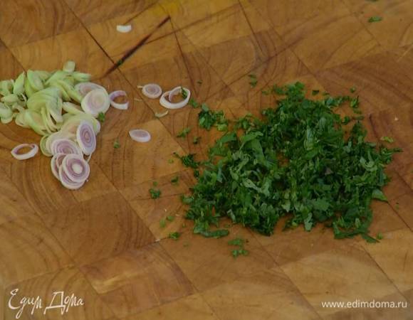 Кинзу и листья базилика порубить очень мелко.