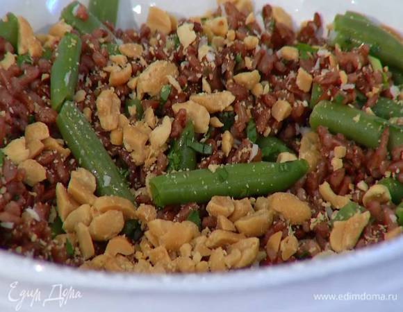 Посыпать салат измельченным арахисом и подавать.