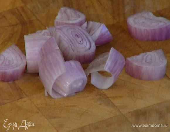 Шалот почистить и крупно нарезать.