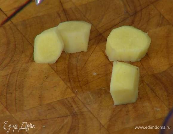 Имбирь почистить и крупно нарезать.