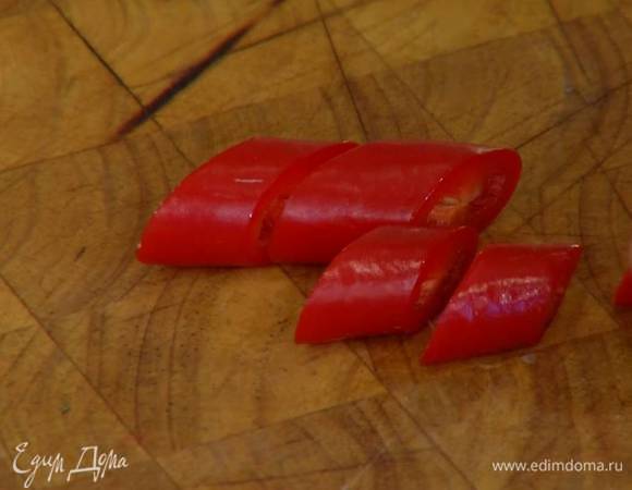 Перец чили вместе с семенами порезать на крупные куски.