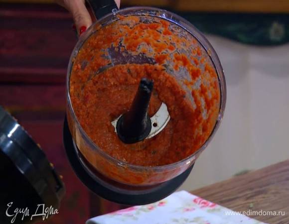 Приготовить пасту карри: в чашу блендера выложить шалот, перец чили, добавить 2 порванных руками листика кафир-лайма, листья карри, имбирь и чеснок, посыпать куркумой, пудрой чили, добавить томатную пасту, консервированные помидоры и взбить все в однородную массу.