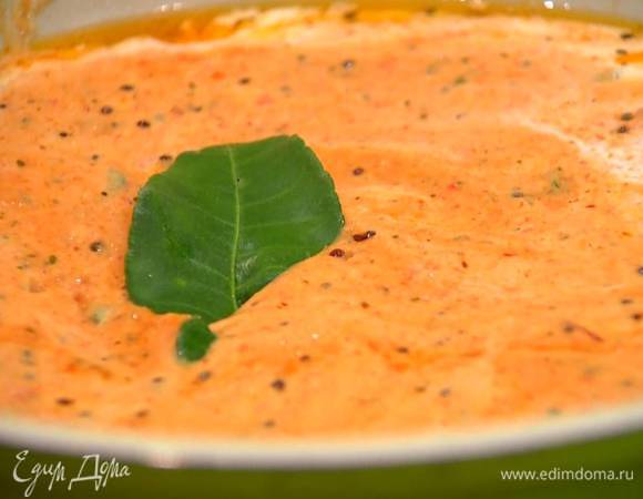 Приготовить соус: разогреть в сковороде 1 ст. ложку оливкового масла и прогреть семена горчицы, затем добавить пасту карри и кокосовые сливки, перемешать, добавить оставшиеся листья кафир-лайма, влить рыбный бульон и томить на медленном огне 15 минут.