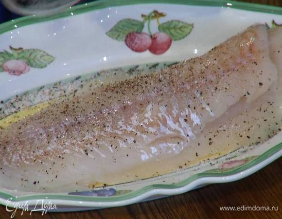 Треску посолить и поперчить.