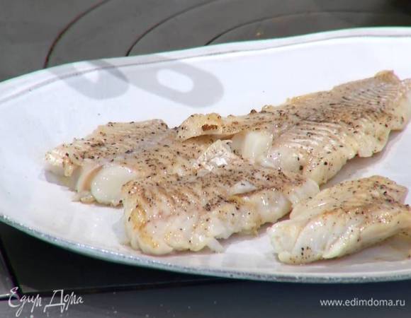 Разогреть в отдельной сковороде оставшееся оливковое масло и обжаривать рыбу с двух сторон по 2–3 минуты.