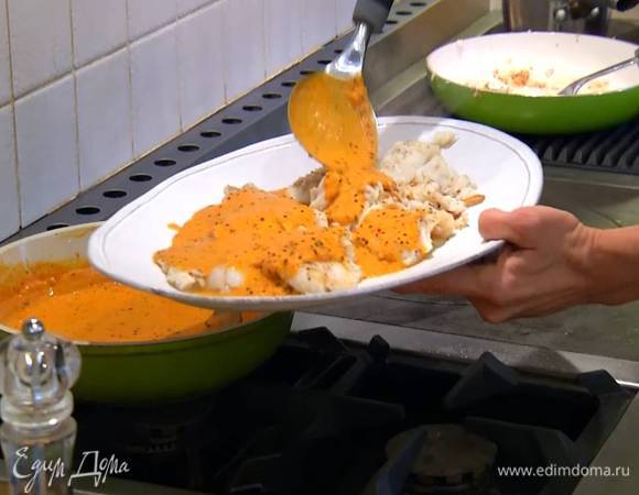 Готовую рыбу полить кокосовым карри-соусом.