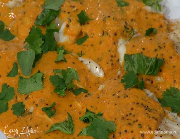 Кинзу измельчить руками и посыпать рыбу.