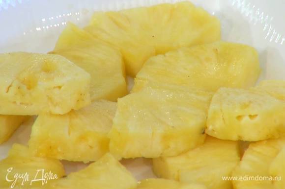 Кусочки ананаса выложить в глубокую жаропрочную керамическую форму.