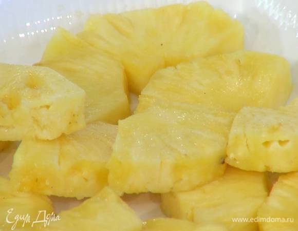 Кусочки ананаса выложить в глубокую жаропрочную керамическую форму.