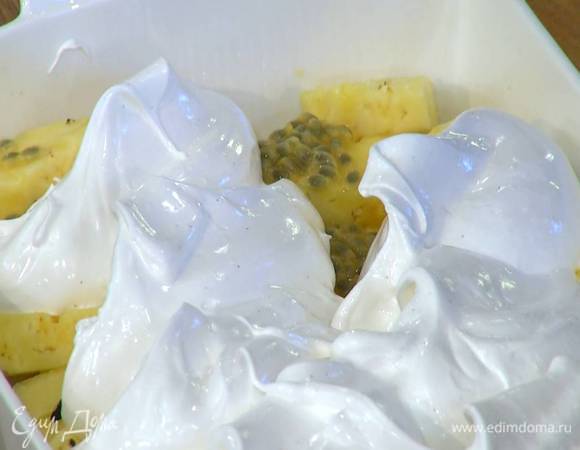 Взбитые белки большой ложкой выложить на фрукты с ванилью.