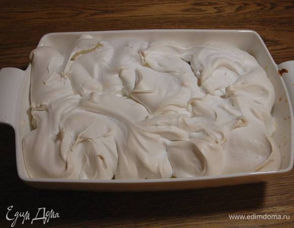 Форму с фруктами и белками поместить в разогретую духовку, понизить температуру до 120°С и, не открывая дверцы, выпекать в течение часа, затем выключить духовку и, не открывая ее, оставить десерт внутри еще на 10 минут.