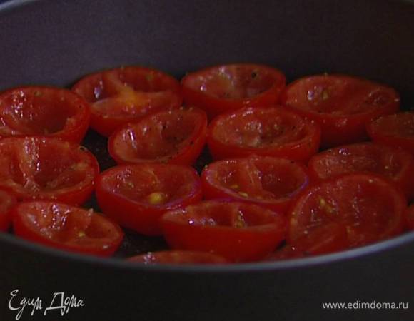 Высокую разъемную форму смазать оливковым маслом, присыпать оставшимся сахаром, уложить в нее половинки помидоров срезом вверх очень плотно друг к другу и отправить в разогретую духовку на 20 минут.