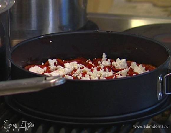 Форму с помидорами вынуть, слегка остудить, сверху уложить поломанную на кусочки фету.