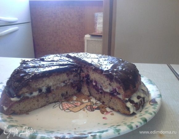 Собираем торт.
Сначала пропитываем коржи сиропом и даем пропитаться сиропом. Затем смазываем кремом. Сначала один корж, затем второй корж, а за ним последний корж покрываем кремом.
Торт готов.
