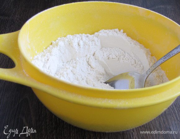 Соединить муку, крахмал, соль и разрыхлитель. Перемешать.