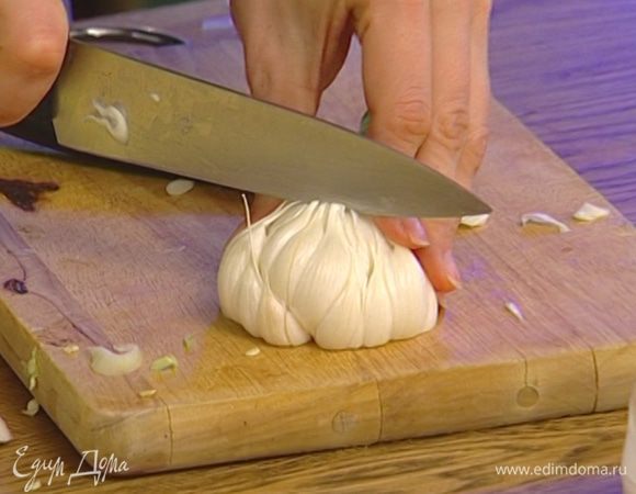 Головку чеснока очистить от грубой верхней шкурки и разрезать вдоль пополам, затем одну половину тонко нарезать поперек. 