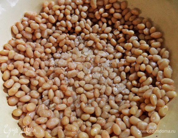 Фасоль у меня уже готовая, отваренная, нужно немного подавить её толкушкой или блендером, но не обязательно.