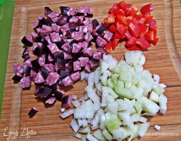 Колбаски, лук, чеснок, имбирь (кусочек 1 см) и сладкий перец измельчить.