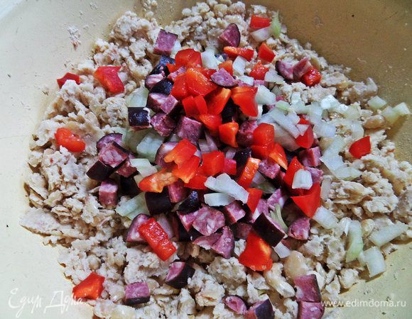 Добавить к фасоли.