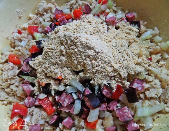 Пару ложек смешанной панировки добавить к фасоли.